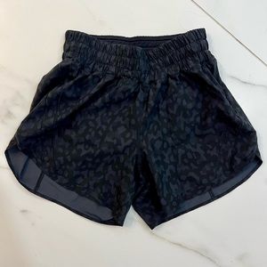 Authentic Lululemon size 6, 5 inch track that mid-rise lined shorts